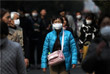 В Пекине объявили оранжевый уровень опасности из-за смога. Власти рекомендуют по возможности оставаться в помещениях, а на улицу выходить в специальных масках.