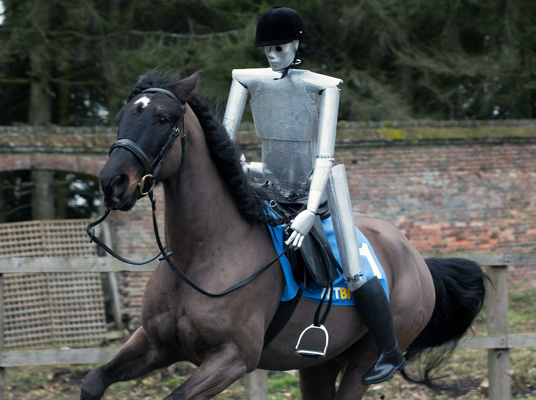 Первый в мире робот-жокей представлен компанией BetBright на фестивале скачек в британском Челтенхеме