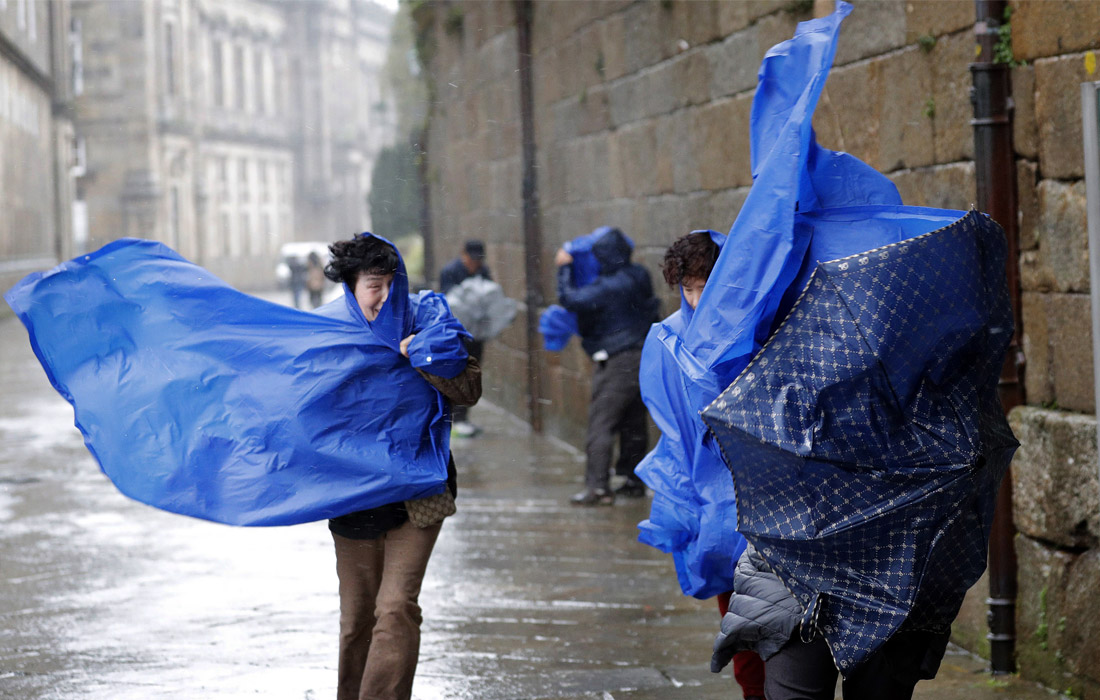 Сформировавшийся над Атлантикой циклон "Жизель" принес в Испанию сильный ветер и обильные осадки