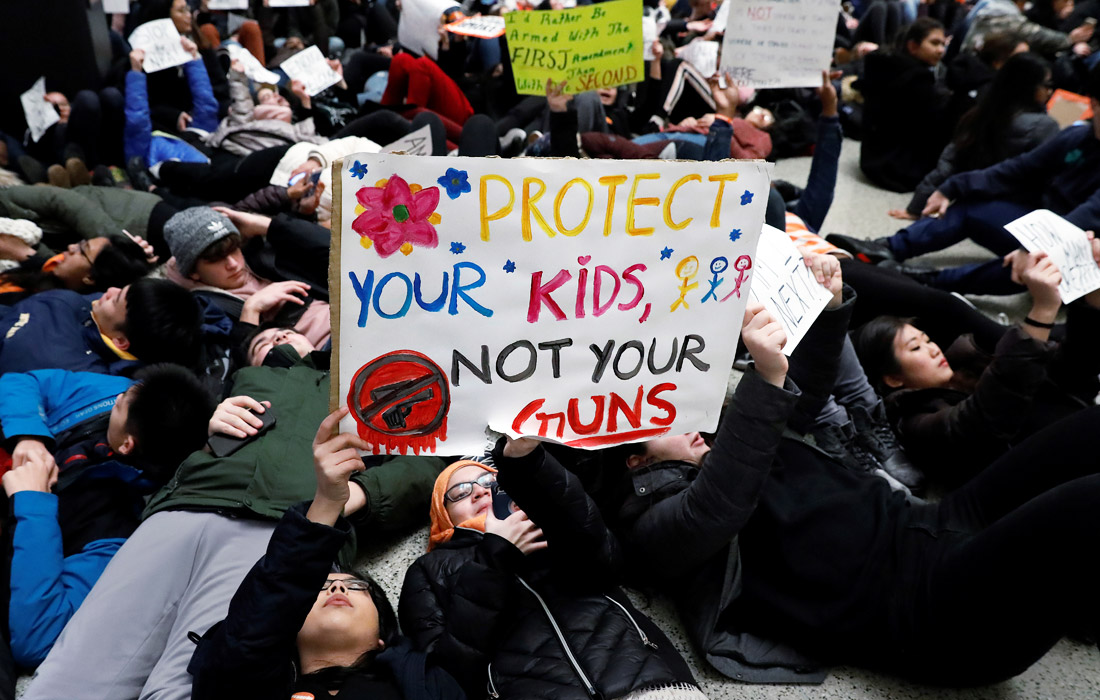 В Нью-Йорке школьники устроили акцию протеста, требуя ужесточить правила продажи и ношения оружия. Ровно месяц назад в американской старшей школе в городе Парклэнд произошла стрельба, в результате которой погибли 17 человек.