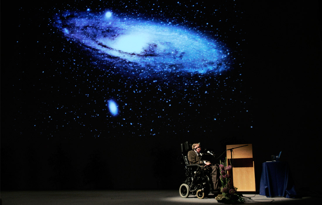 Исследовательскую деятельность Хокинг начал еще в годы учебы в Кембридже, преподавал теорию гравитации, гравитационную физику, работал в Институте астрономии, на кафедре прикладной математики и теоретической физики Кембриджа. В 1979 физик получил должность Лукасовского профессора Кембриджского университета и занимал ее до 2009 года. Более 20 лет Хокинг руководил группой, занимающейся проблемами вокруг теории относительности и вопросами гравитации. Хокинг занимался изучением черных дыр: он применил термодинамику к их описанию, а также в 1975 году разработал теорию о том, что черные дыры "испаряются" за счет явления, которое назвали "излучение Хокинга".