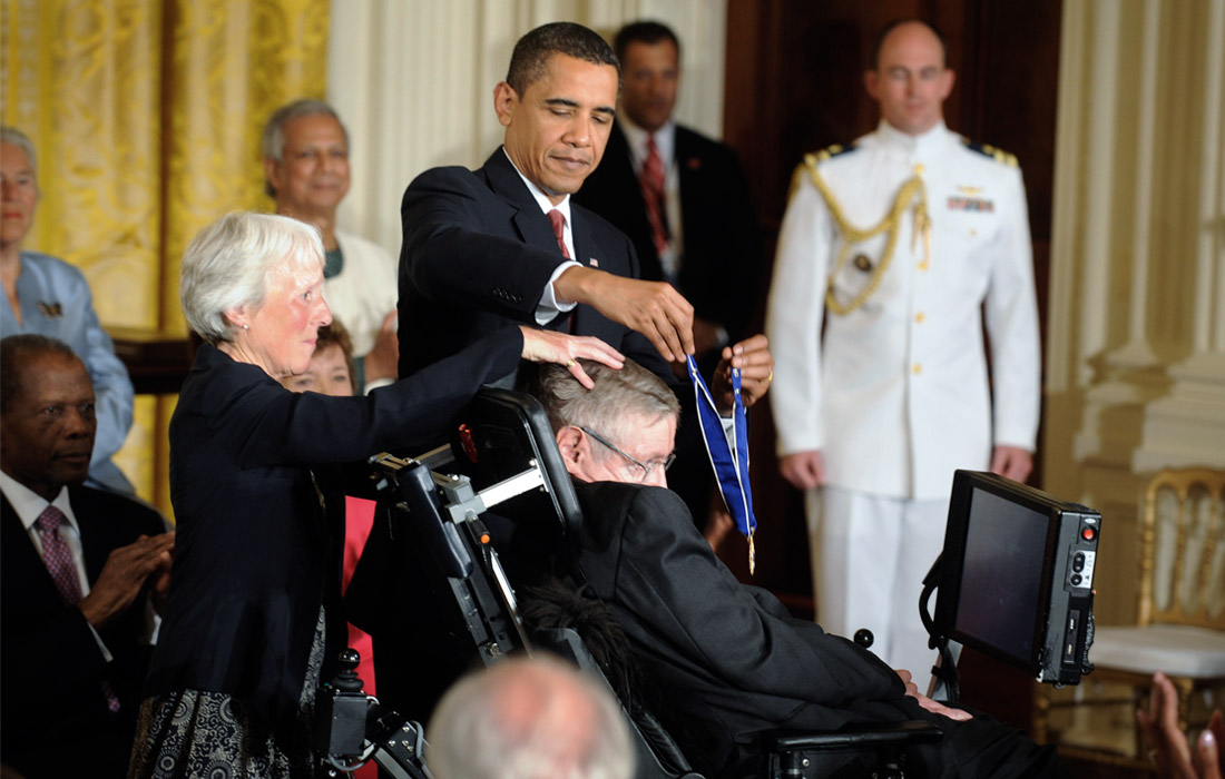 В 2009 году президент США Барак Обама наградил Хокинга медалью Свободы - одной из высших американских наград.