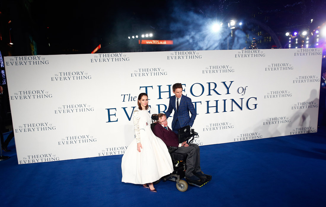 В 2014 году вышел художественно-биографический фильм "Вселенная Стивена Хокинга", который принес большое количество наград, в том числе Оскар за лучшую мужскую роль (актеру Эдди Редмэйну).