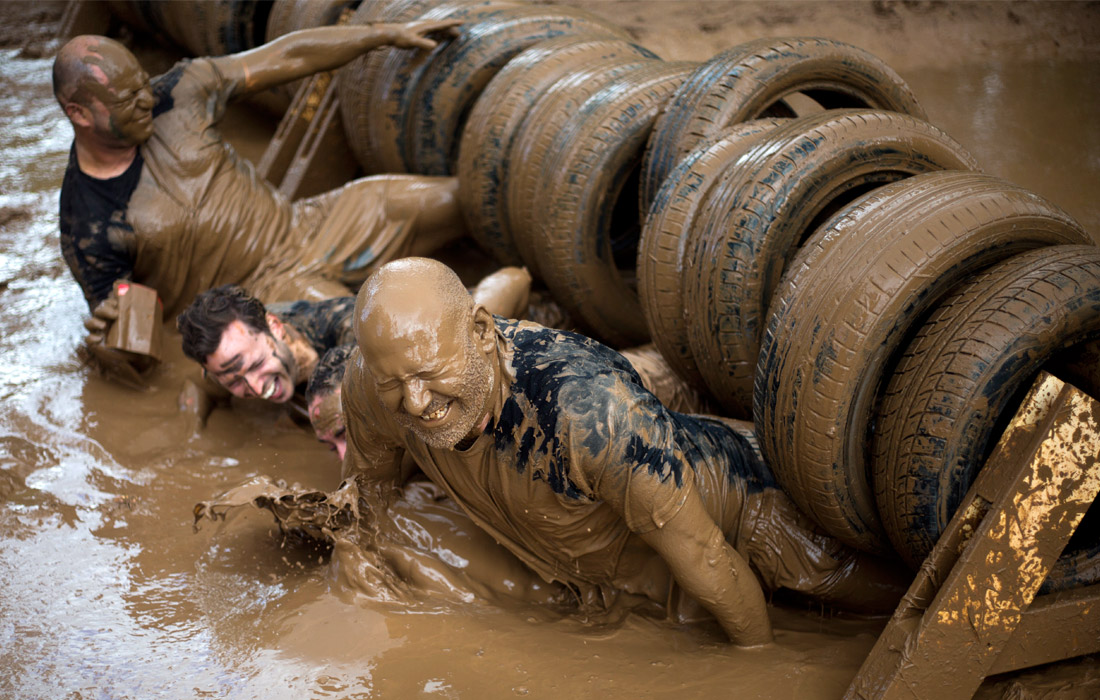 В Тель-Авиве состоялся грязевой забег, участникам которого нужно было преодолеть трассу в 10 километров по грязи и слякоти с различными препятствиями из шин, труб и сетей