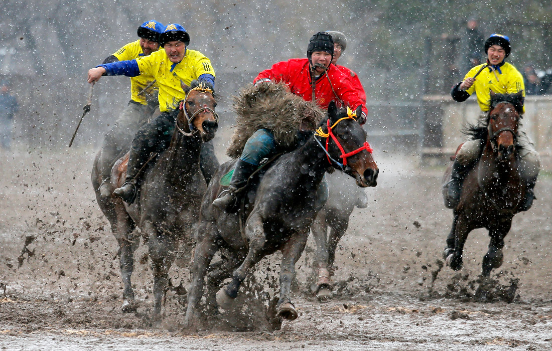 В столице Киргизии Бишкеке прошли матчи республиканского турнира по кок-бору. Кок-бору - это национальный вид спорта с элементами скачек и игры. Всадники борются за тушу козла, которую необходимо забросить в ворота команды соперника.