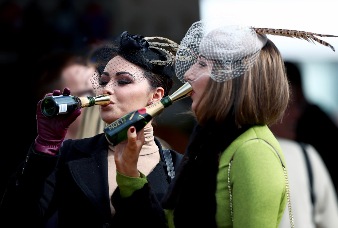 Фестиваль скачек в британском Челтенхэме