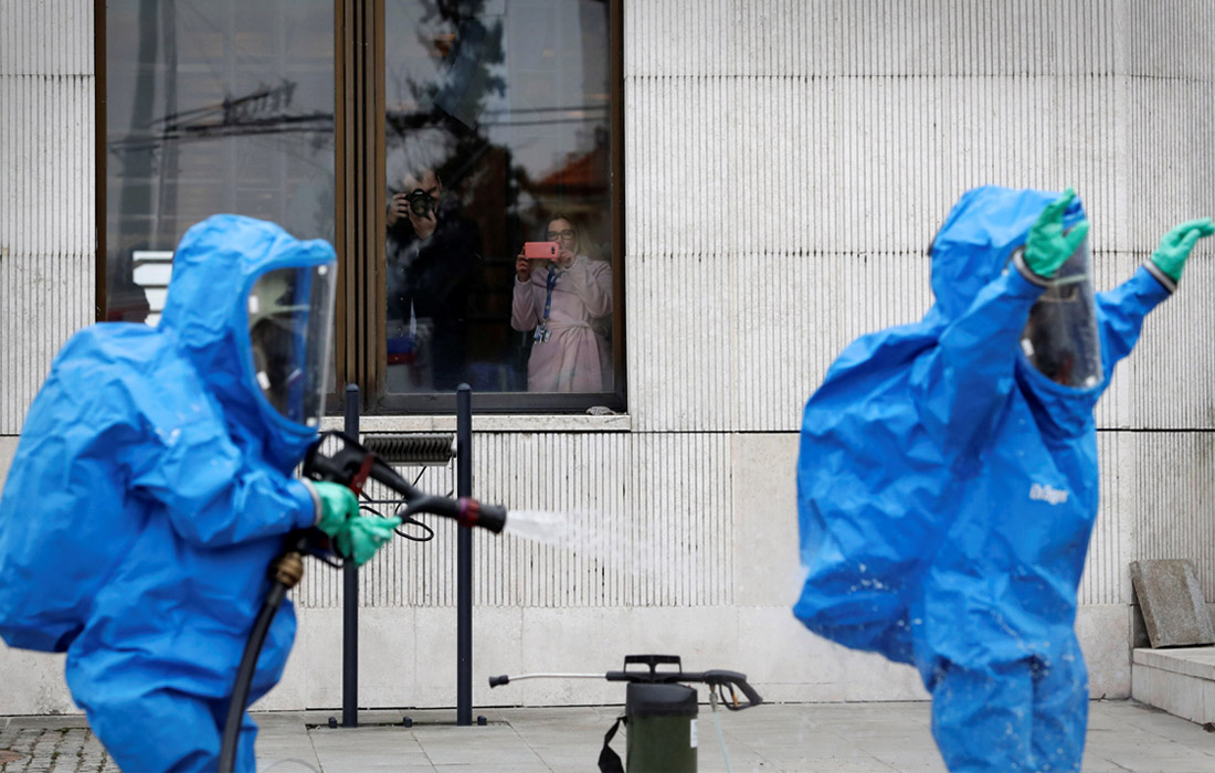 У главного входа в здание парламента Словакии неизвестный мужчина высыпал белый порошок неизвестного происхождения. На место происшествия прибыли специалисты в костюмах химической защиты.