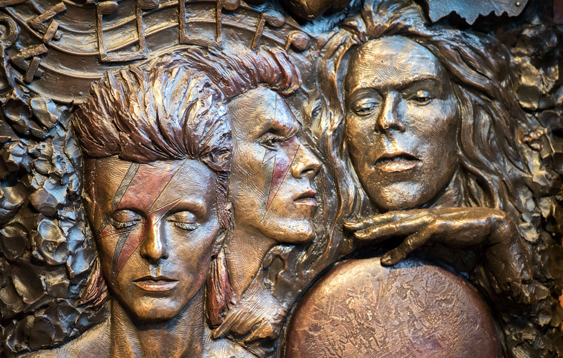 В британском городе Эйлсбери открыли памятник Дэвиду Боуи. Знаменитый музыкант скончался 10 января 2016 года на 70-м году жизни после продолжительной болезни.