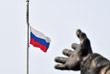 Приспущенный российский флаг на здании администрации Приморского края во Владивостоке