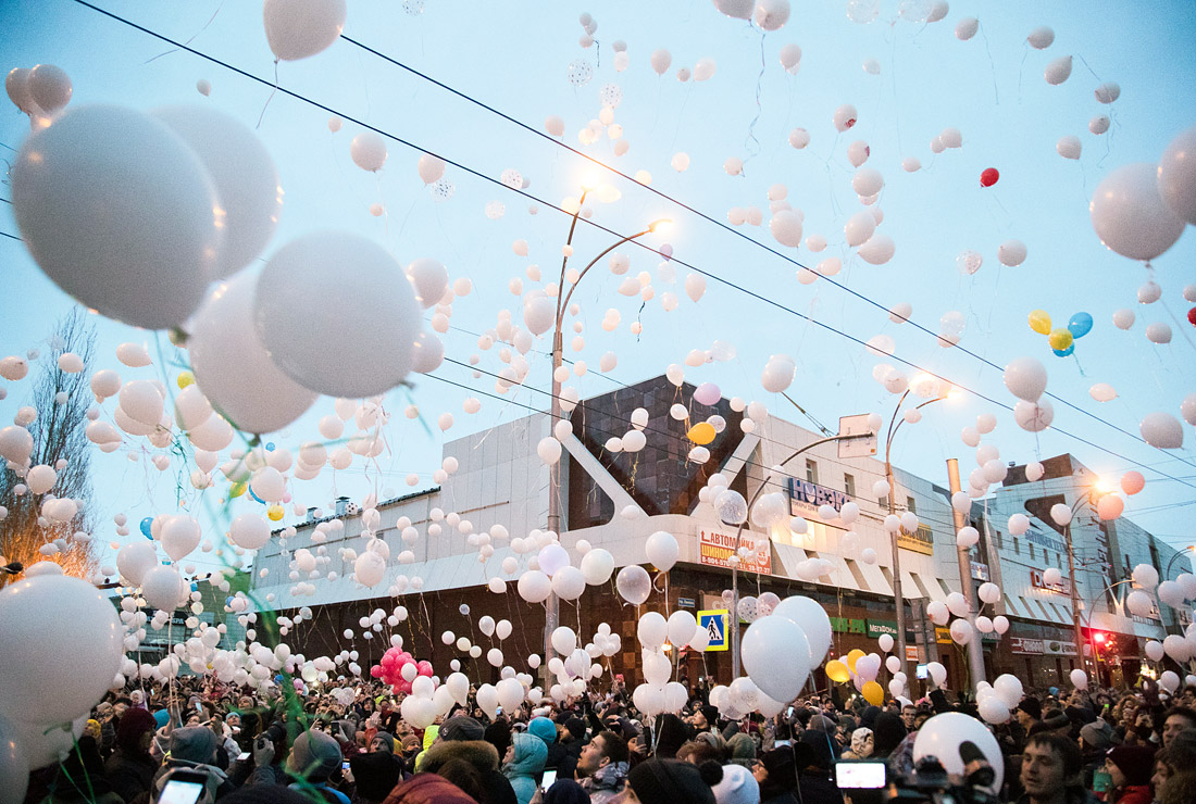 Акция в память о погибших при пожаре в торговом центре "Зимняя Вишня" в Кемерове