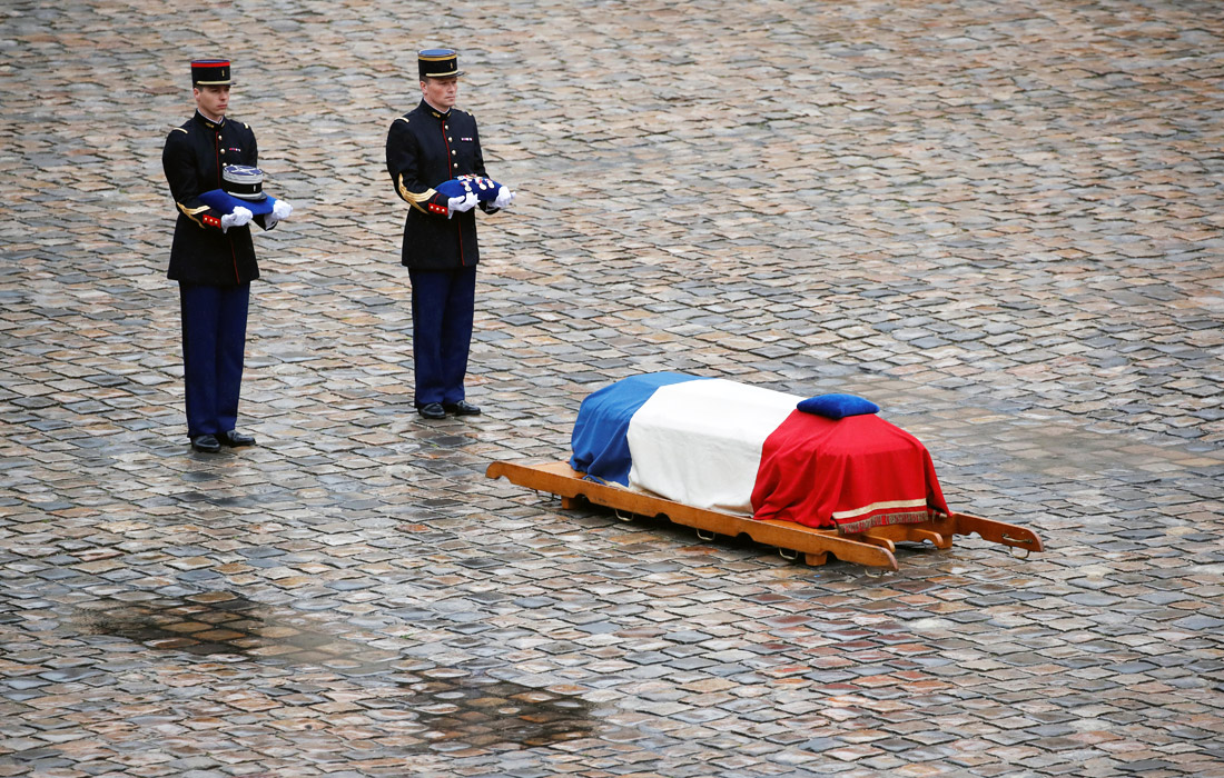 В Париже простились с офицером французской полиции Арно Бельтрамом, который пожертвовал собой во время захвата заложников 23 марта в супермаркете в коммуне Треб. Президент Франции Эммануэль Макрон посмертно наградил Бельтрама орденом командора Почетного легиона.