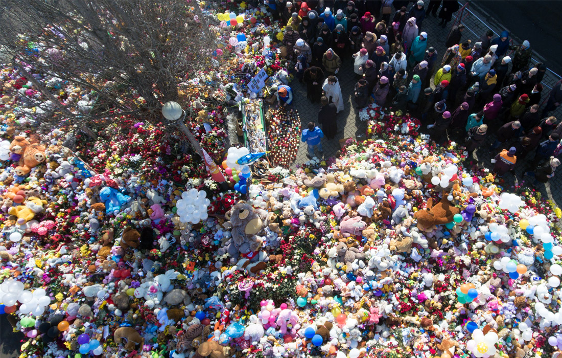 Жители Кемерова продолжают нести цветы, игрушки и свечи к стихийному мемориалу у торгового центра "Зимняя вишня", устроенному в память о жертвах трагедии