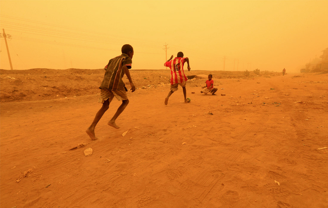 Судан накрыла песчаная буря. В столице страны Хартуме были закрыты школы, в аэропорту отменены все рейсы.