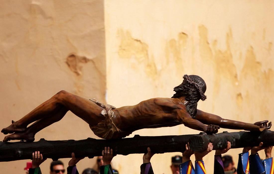 Военнослужащие "Испанского легиона" несут статую Христа в церковь во время религиозного шествия в Малаге