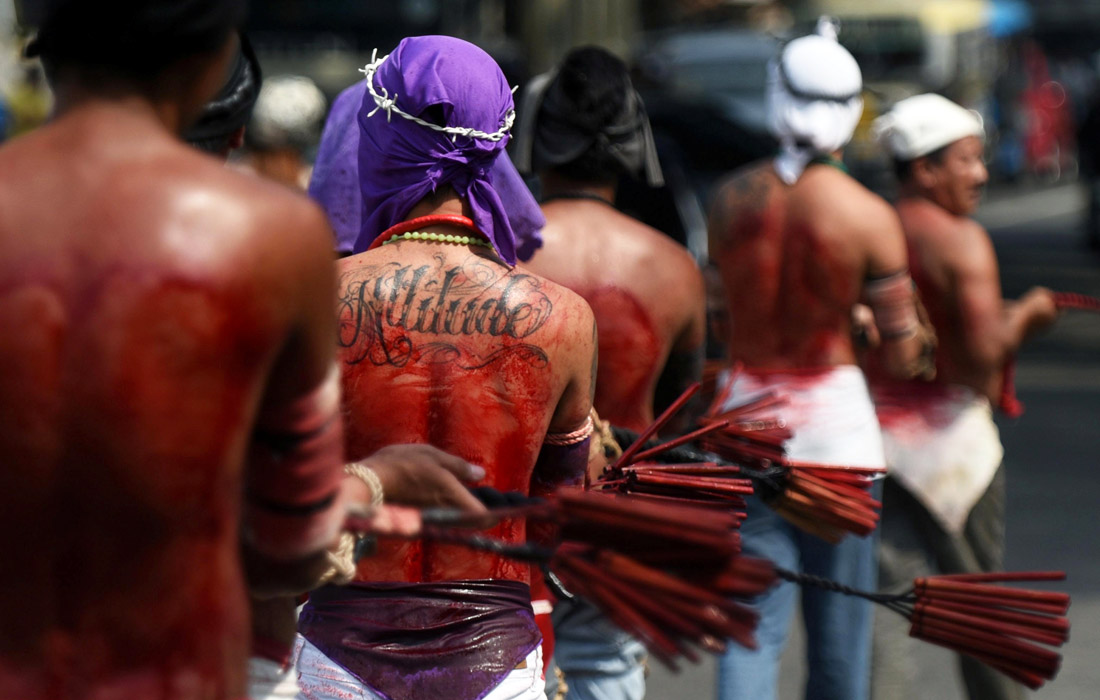 Филиппинские верующие практикуют массовое самобичевание и покаяние во время Страстной недели, считая, что так они замаливают грехи и приобщаются к страданиям и искуплению Христа