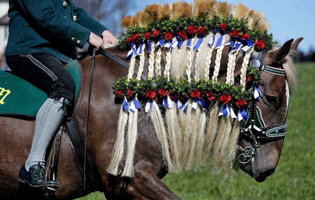 Традиционное конное шествие в Пасхальный понедельник в баварском городе Траунштайн