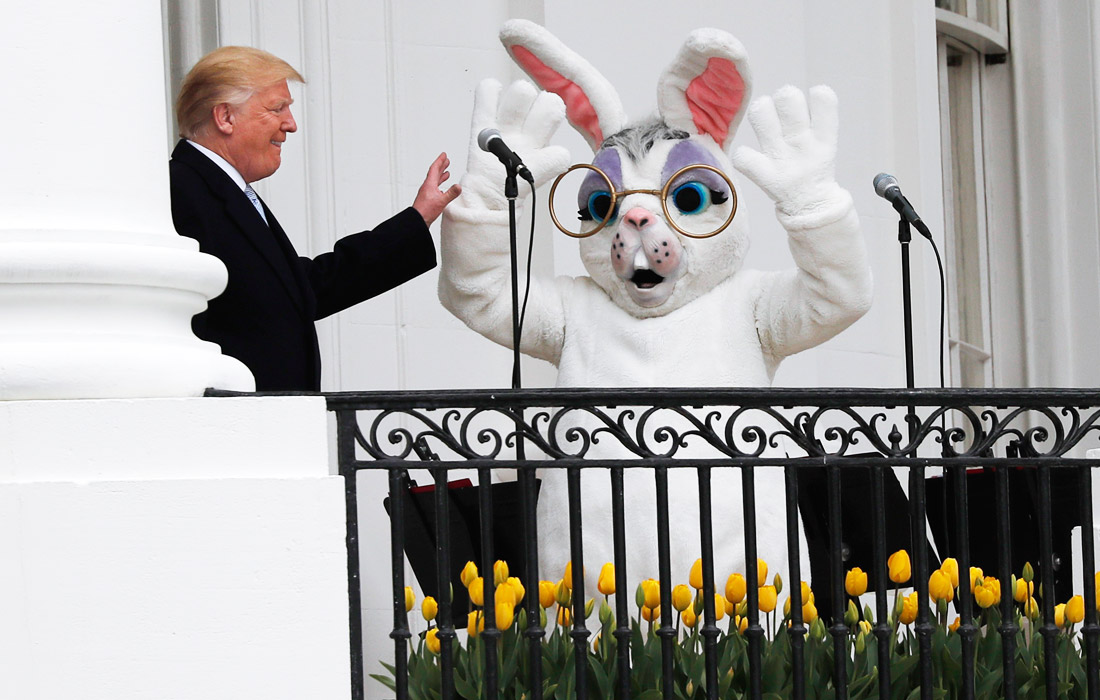 В Белом доме прошло 140-е пасхальное катание яиц с участием президента США Дональда Трампа и первой леди Мелании Трамп. Перед началом мероприятия Дональд Трамп в сопровождении пасхального кролика поприветствовал гостей с балкона Белого дома.