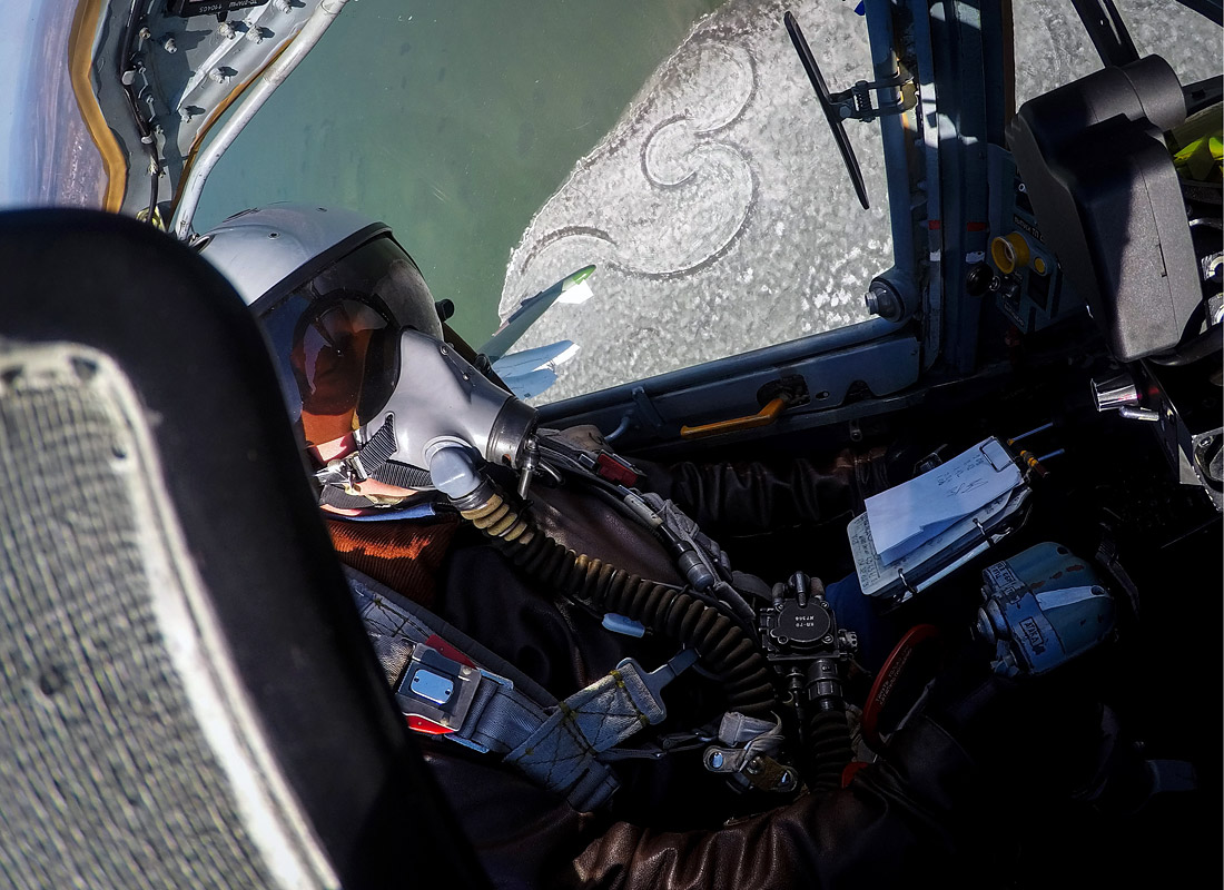 Летчик штурмовика Су-25СМ (Грач), которому дали имя погибшего в Сирии летчика Романа Филипова, во время окружного этапа конкурса среди военных летчиков "Авиадартс—2018" на аэродроме Центральная Угловая