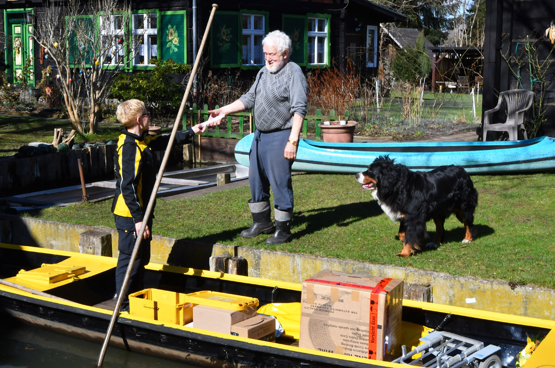 Доставка почты на лодке в немецком заповеднике Шпревальд
