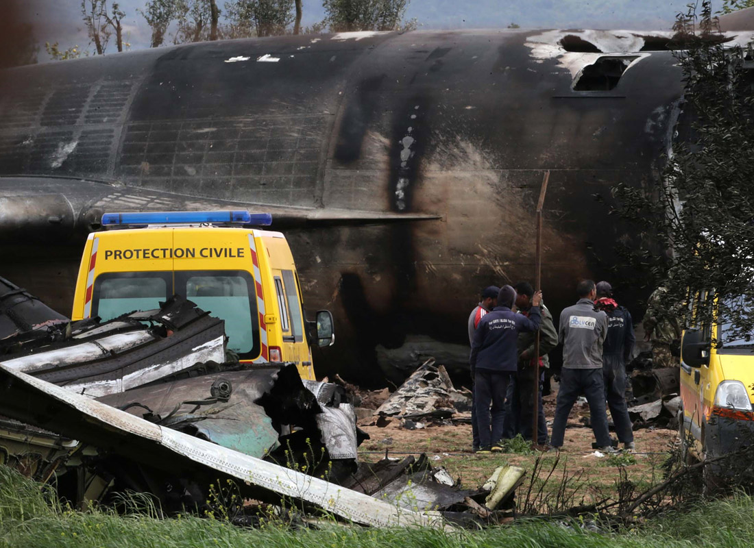 В Алжире потерпел крушение военно-транспортный самолет. Погибли все 257 человек, находившиеся на борту.