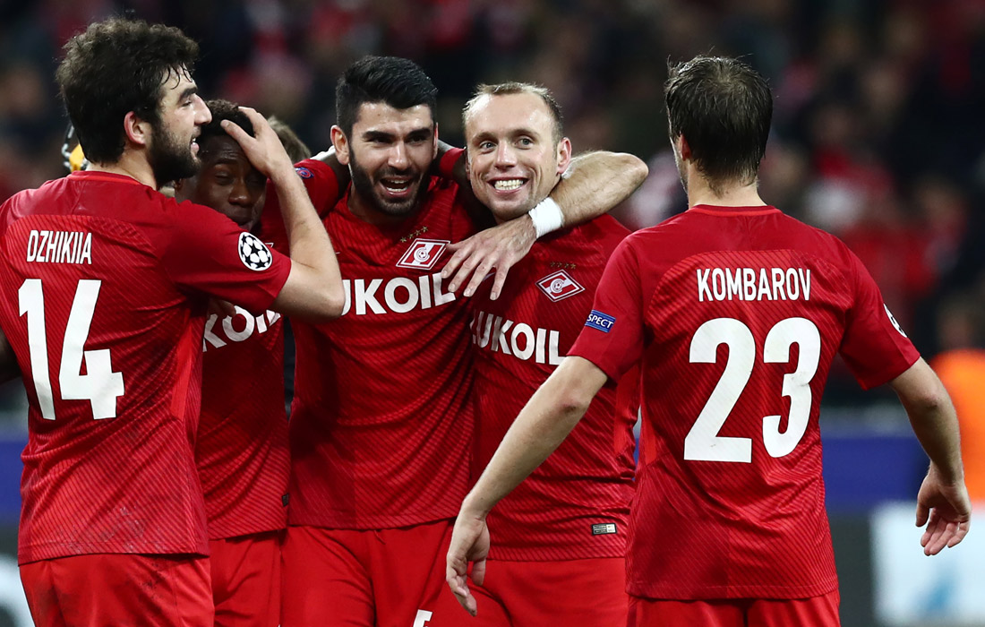 Триумфальным для "Спартака" оказался матч Лиги чемпионов против "Севильи" в Москве: красно-белые одолели соперника со счетом 5:1. Игроки "Спартака" Георгий Джикия, Квинси Промес, Сердар Таски, Денис Глушаков и Дмитрий Комбаров (слева направо)  радуются этому факту.