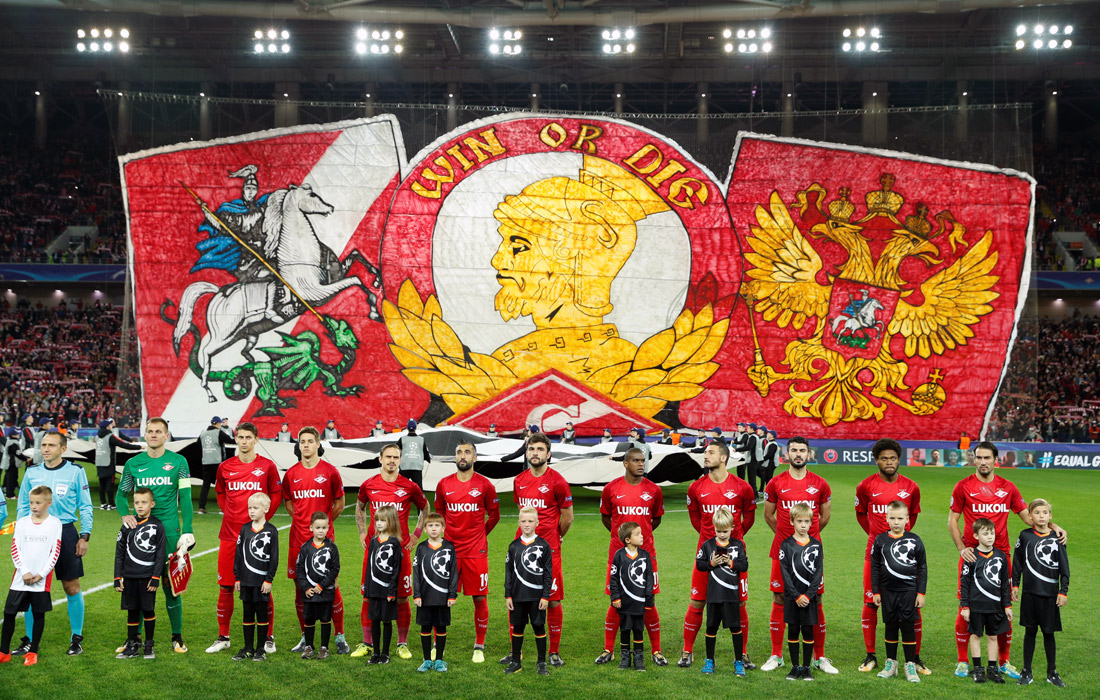 Дебют спартаковского стадиона "Открытие Арена" в Лиге чемпионов пришелся на игру "Спартака" против английского "Ливерпуля". Болельщики "Спартака" приготовили по такому случаю красочный перфоманс. Игра же завершилась со счетом 1:1.