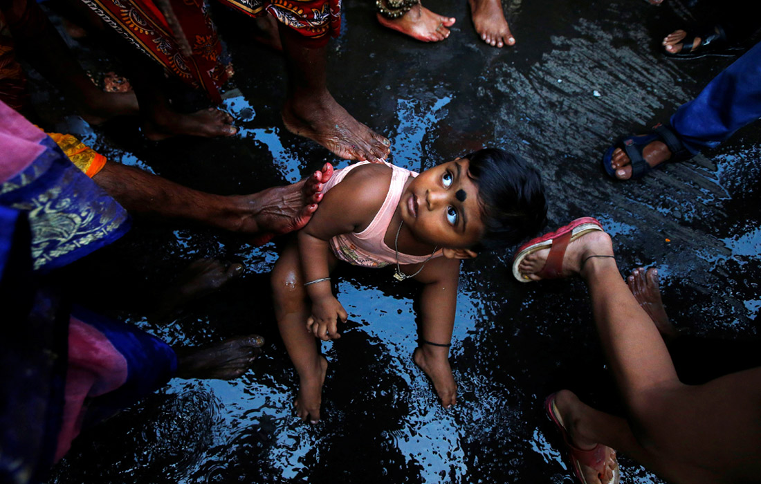 Жители многих деревень в Индии отмечают религиозный фестиваль Шива Гаджан. В рамках фестиваля садху касаются детей ногами, чтобы дать им свое благословение. Индийцы верят, что такой ритуал обеспечивает ребенку здоровье и благополучие.