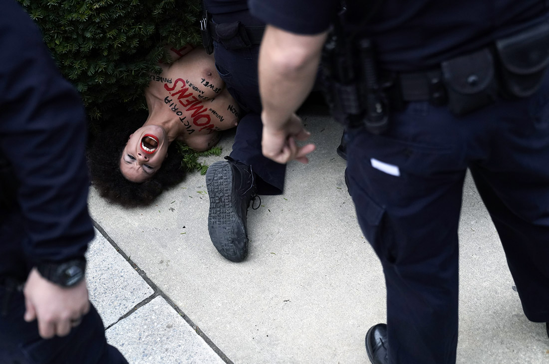 Акция протеста у здания суда, где слушалось дело актера Билла Косби, обвиняемого в сексуальных домогательствах. Норристаун, США.