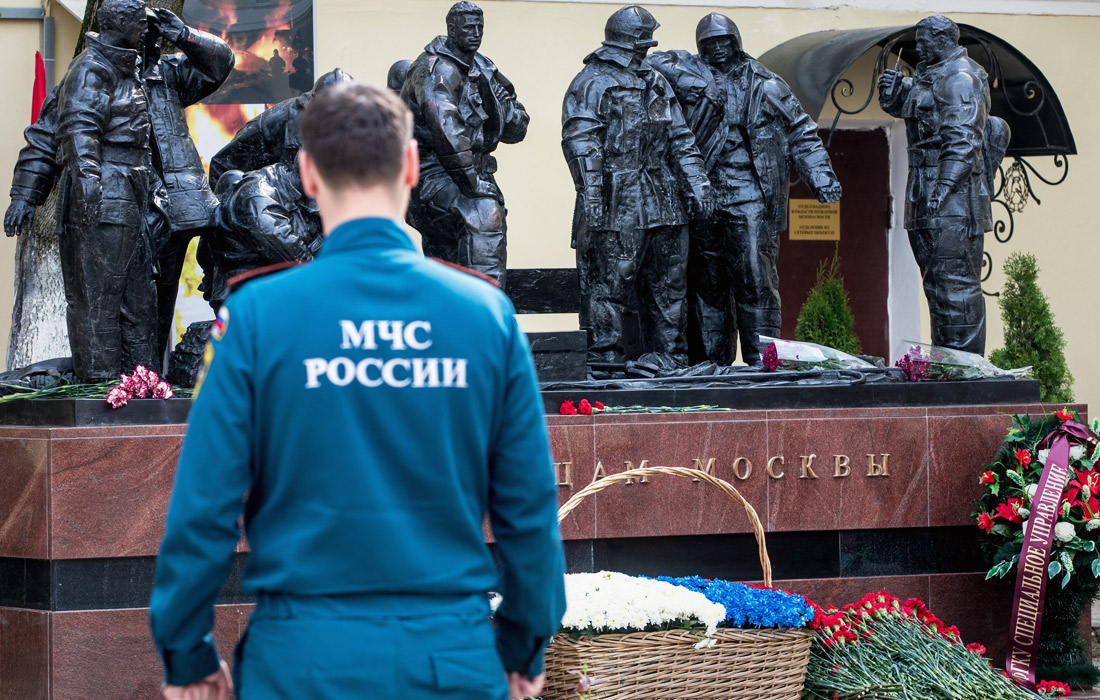 Памятник "Огнеборцам Москвы" открыли на территории исторического здания пожарного депо столицы