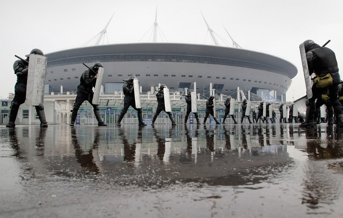 Сотрудники правоохранительных органов провели тренировку у стадиона "Санкт-Петербург" в преддверии чемпионата мира по футболу 2018 года