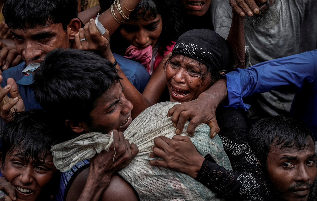 Во время раздачи гуманитарной помощи в лагере беженцев Кокс-базар в Бангладеш. 24 сентября 2017 года.