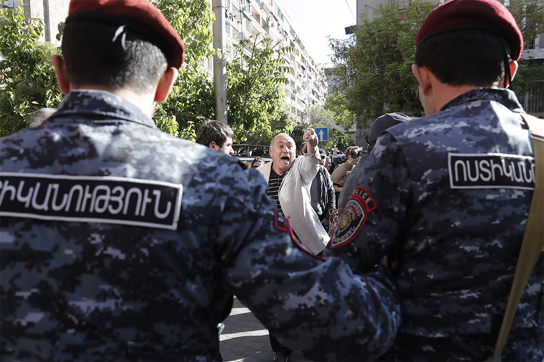 Несколько сотен демонстрантов, выступающих против назначения экс-президента на пост премьер-министра, начали шествие по улицам Еревана. Шествие возглавляет руководитель оппозиционной парламентской фракции "Елк" Никол Пашинян.