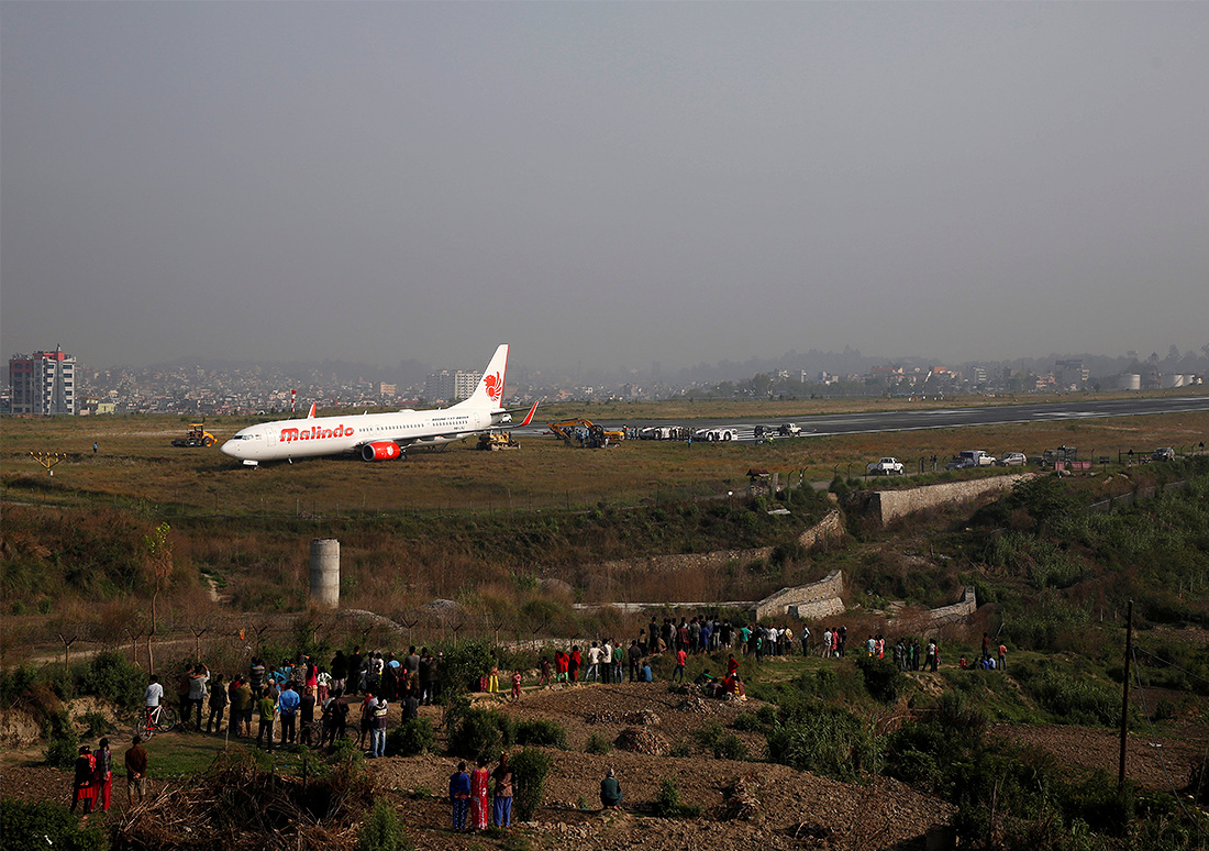 В международном аэропорту Катманду самолет авиакомпании "Малинда Эйр" во время взлета выкатился за пределы взлетно-посадочной полосы. Никто не пострадал. Кстати, свой 7500-й Боинг линейки 737 производитель продал в 2013 году именно этой авиакомпании.