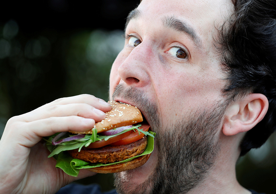 В одном из супермаркетов немецкого Ахена прошла презентация бургеров с начинкой из червей.