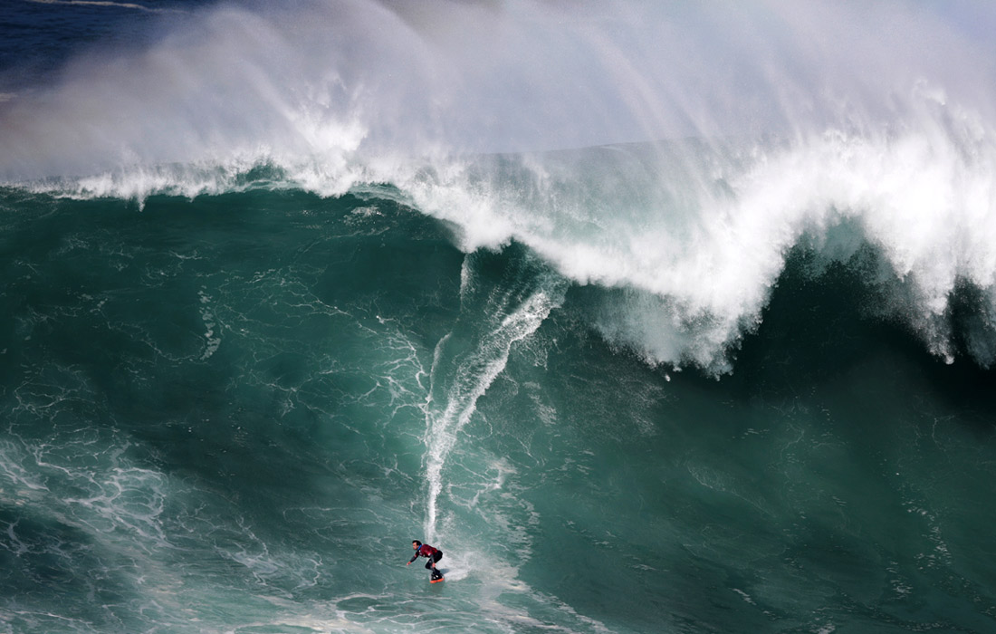 Серфинг в Назаре, Португалия