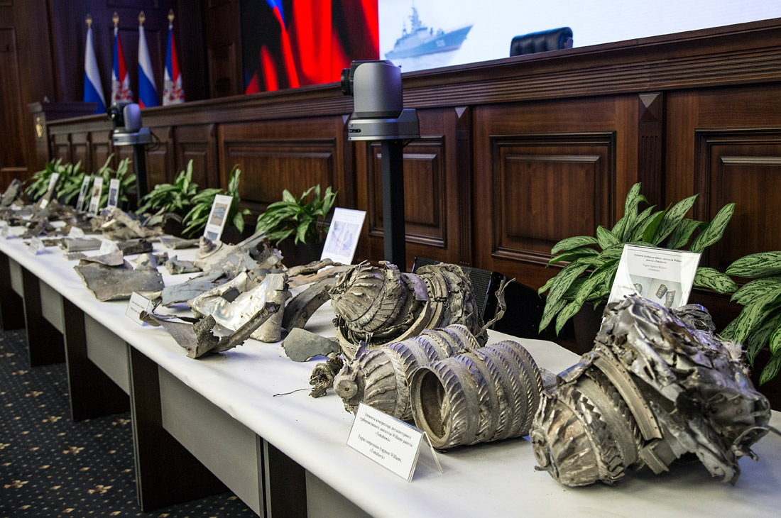 Фрагменты сбитых в Сирии крылатых ракет "Томагавк" представили на брифинге в Минобороны РФ