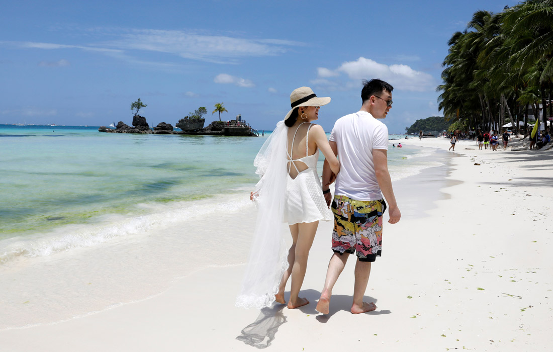 Белые пески пляжей Боракая считаются одними из самых красивых на планете. В 2017 году пользователи портала о туризме TripAdvisor поставили остров на первое место в рейтинге лучших пляжных направлений.