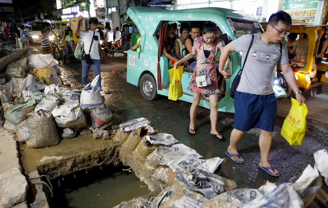 Президент страны Родриго Дутерте назвал остров "выгребной ямой". Дутерте осудил отели, рестораны и другие предприятия за то, что они спускают сточные воды прямо в море.