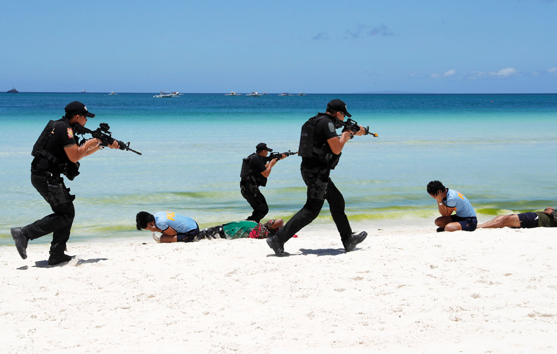 В преддверии закрытия курорта на острове прошли учения военной полиции на случай протестов работников туриндустрии. В прошлом году Боракай посетили почти 2 млн гостей, доходы от туризма превысили $1 млрд.