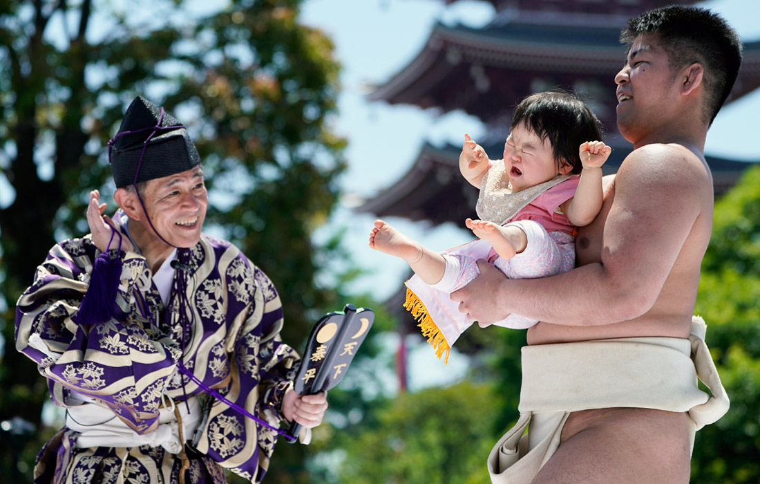 На территории древнего буддийского храма Сэнсодзи в Токио прошел ежегодный фестиваль плачущих детей. Во время турнира борцы сумо выносят малышей на арену, поднимают высоко над землей и пытаются вызвать у них плач. Победителем признается ребенок, который заплачет первым. В мероприятии принимают участие свыше 100 детей.