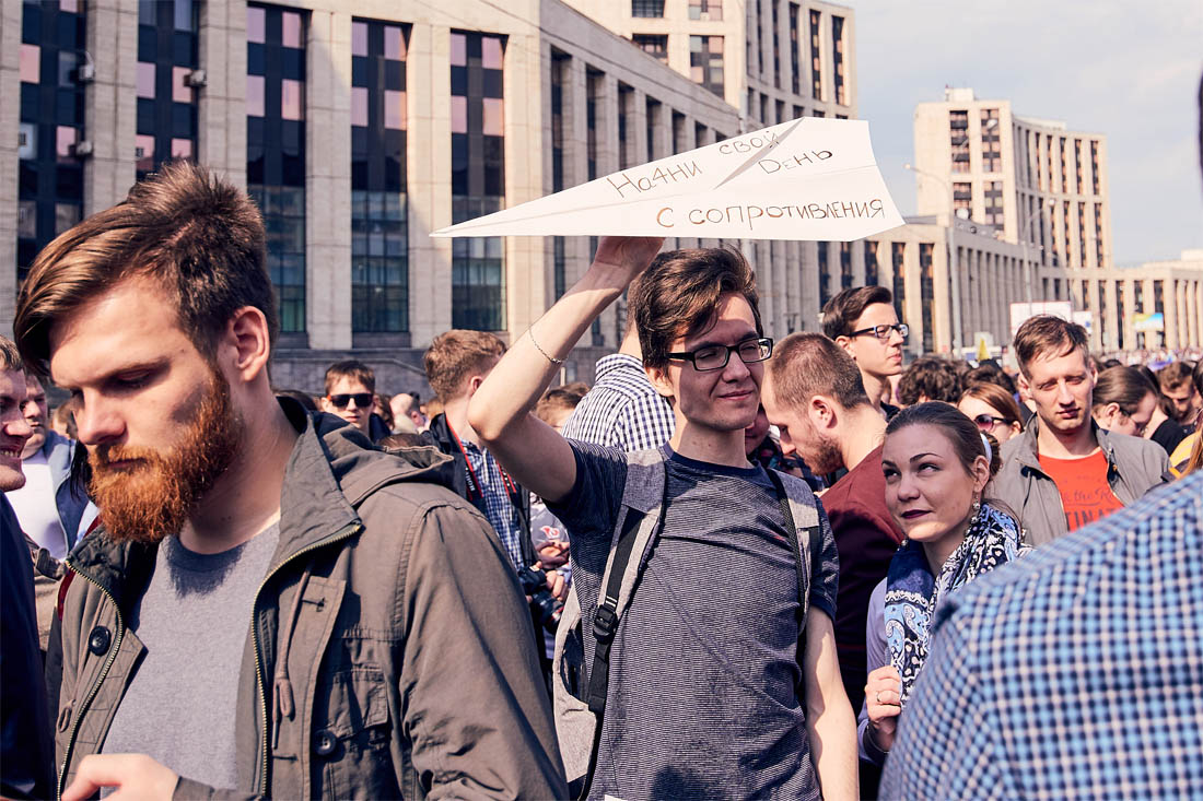 В то же время, по информации "Белого счетчика" - волонтерской организации, ведущих подсчет людей на митингах и шествиях в Москве, - на проспект Академика Сахарова сегодня пришли 12,3 тыс. человек