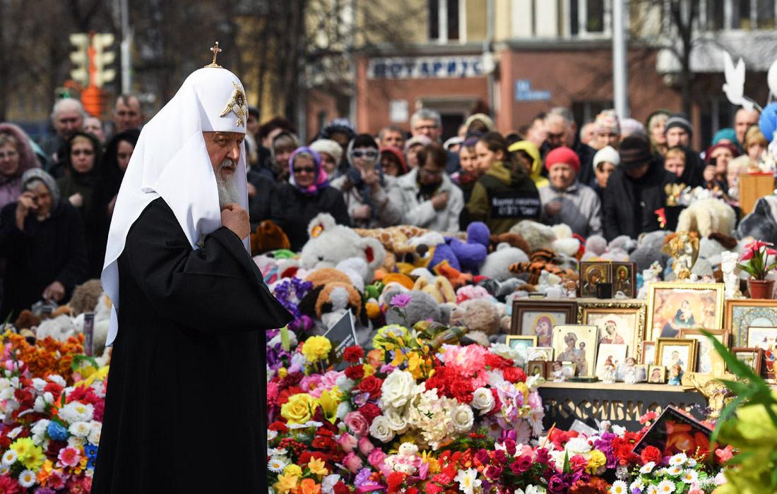 Патриарх Московский и всея Руси Кирилл принял участие в траурных мероприятиях на 40-й день трагедии в ТЦ "Зимняя вишня" в Кемерове. Патриарх посетил место трагедии, а затем совершил заупокойную молитву в кафедральном соборе города, где собрались родные и близкие погибших. Пожар в ТРЦ "Зимняя вишня" в Кемерове произошел 25 марта. Трагедия унесла жизни 60 человек, в том числе 41 ребенка.