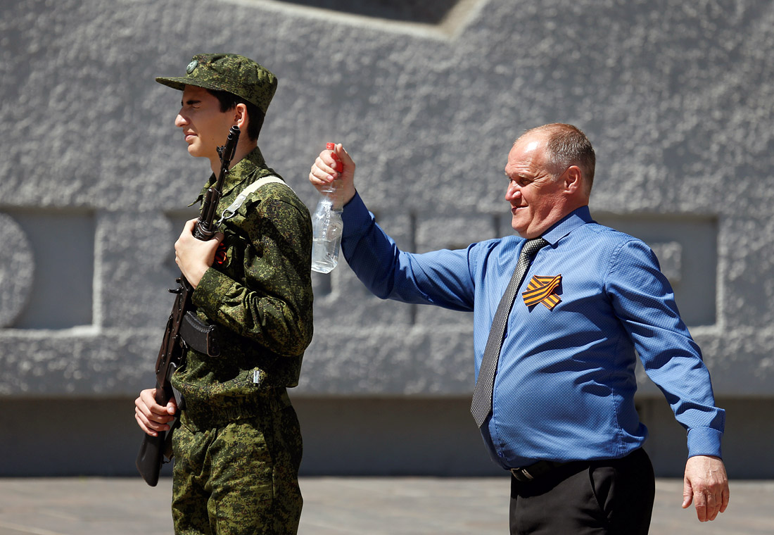 Член почетного караула перед церемонией возложения цветов к мемориалу Второй мировой войны в Ставрополе. Россия.
