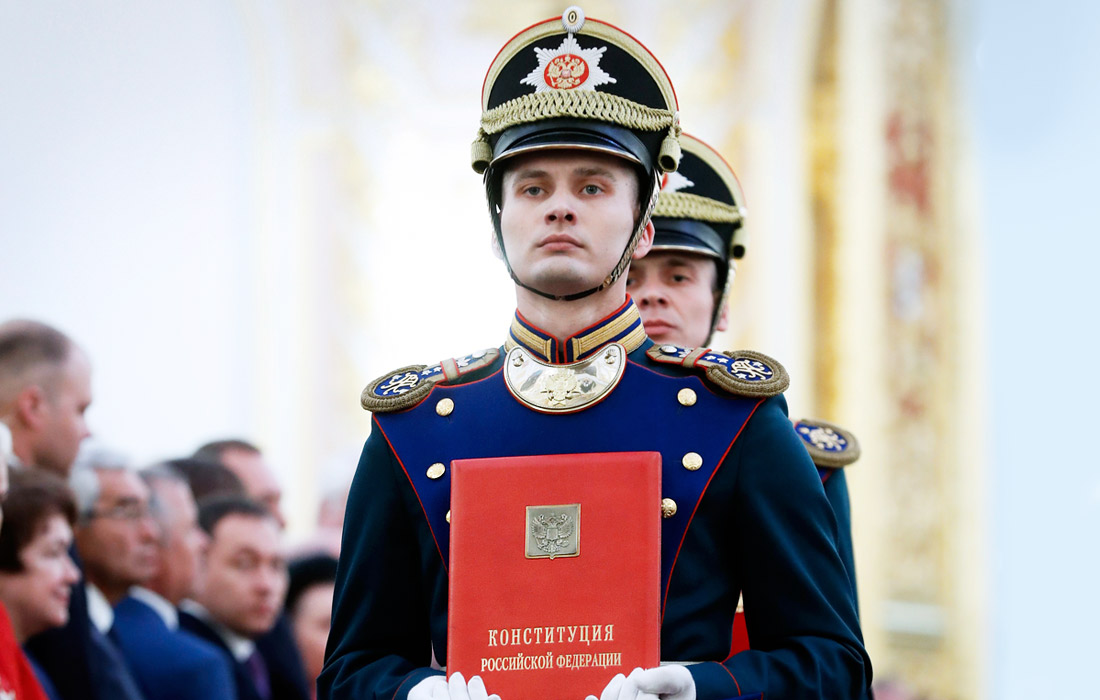 Военнослужащий роты специального караула Президентского полка выносит Конституцию Российской Федерации в Андреевском зале Большого Кремлевского дворца