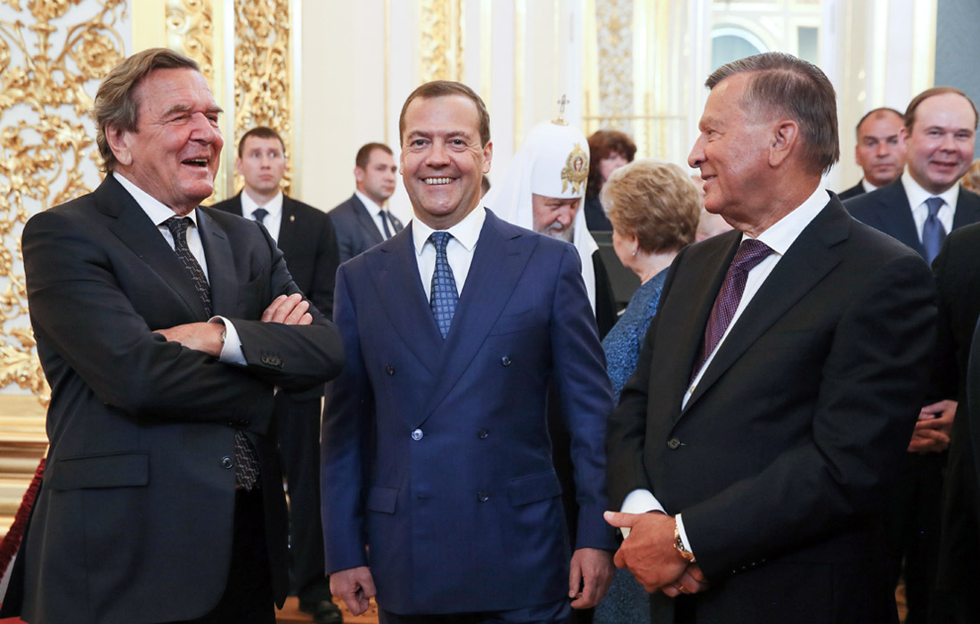 Бывший канцлер Германии Герхард Шредер, премьер-министр РФ Дмитрий Медведев и председатель совета директоров ПАО "Газпром" Виктор Зубков (слева направо) перед началом церемонии