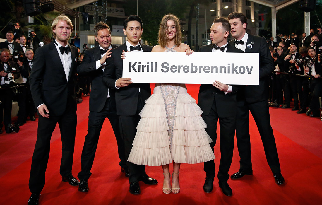 Съемочная группа фильма "Лето" с плакатом в поддержку режиссера Кирилла Серебренникова