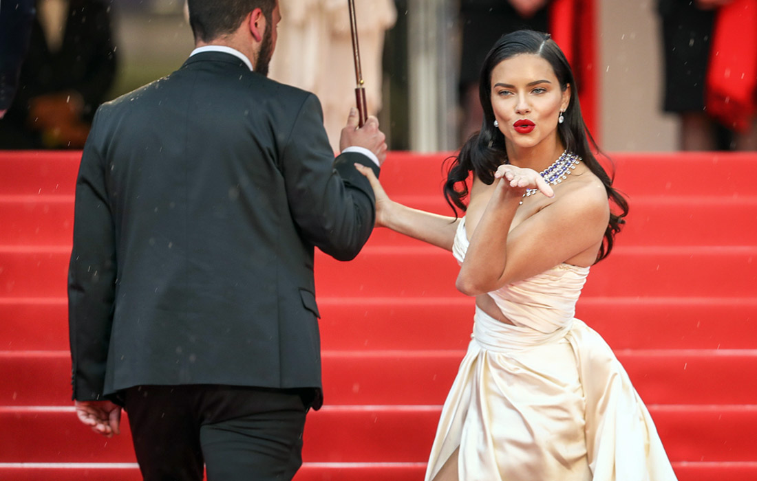 В Каннах состоялась состоялась премьера фильма "Пылающий". Одной из самых ярких гостей премьеры стала модель Адриана Лима.