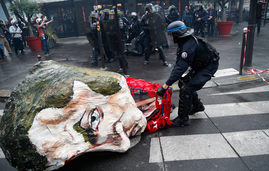Во многих городах Франции проходят забастовки госслужащих, железнодорожников и сотрудников аэропортов. Недовольство французов вызвано проводимыми реформами, в частности, в экономической и социальной сфере. В октябре 2017 года президент Франции Эммануэль Макрон заявил о планах сократить 120 тыс. государственных служащих в ближайшие пять лет.