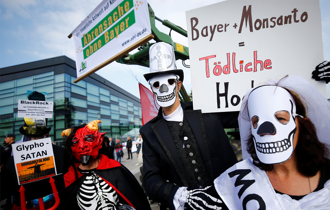 В Бонне прошла акция против слияния немецкой химико-фармацевтической компании Bayer с американской компанией Monsanto, производящей семена