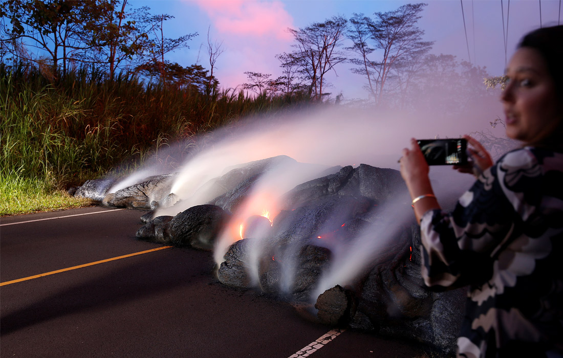 Четвертую неделю продолжается извержение вулкана Килауэа на Гавайях. Лава, медленно сжигающая все на своем пути, в ближайшее время может перекрыть единственную наземную дорогу, по которой могут эвакуироваться местные жители. Килауэа считается одним из самых активных действующих вулканов в мире.